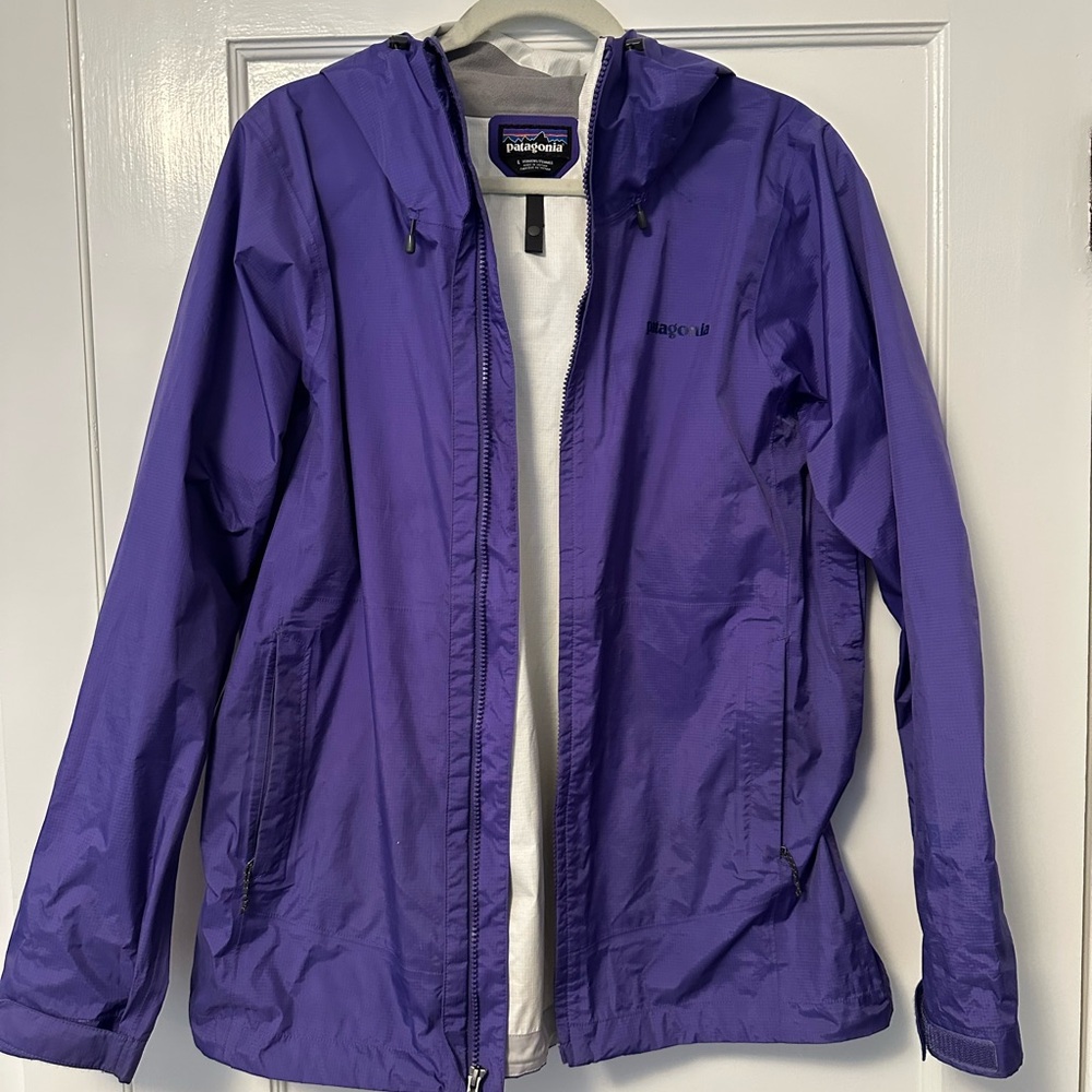 Patagonia women’s size large rain jacket in purple